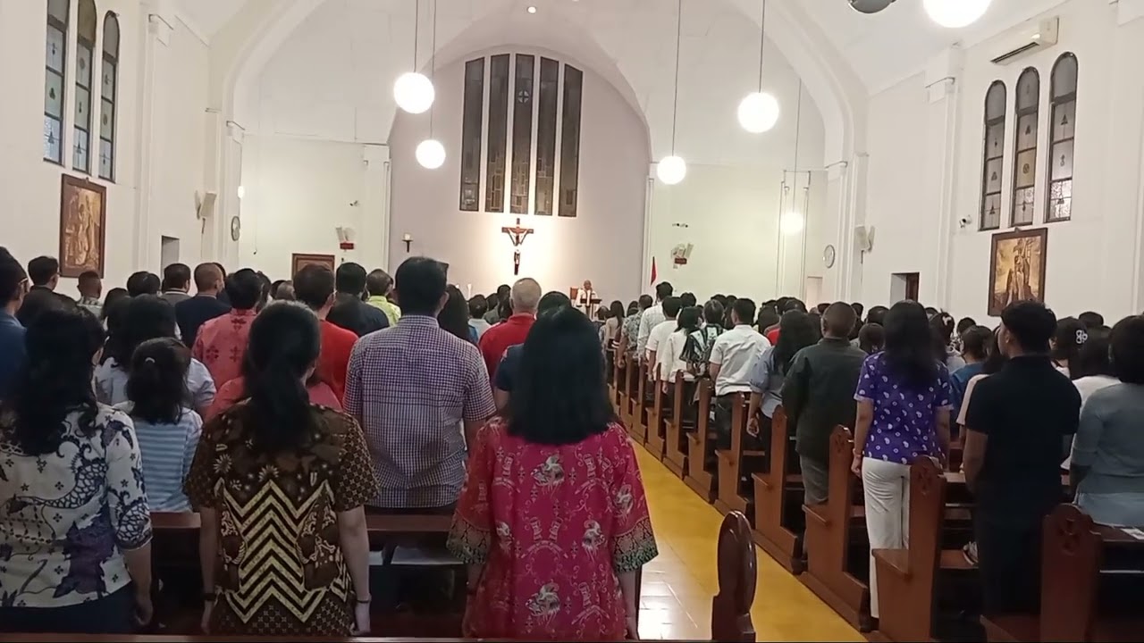DIAKHIR MISA DI CIMAHI PADUAN SUARA MENYANYIKAN LAGU INI