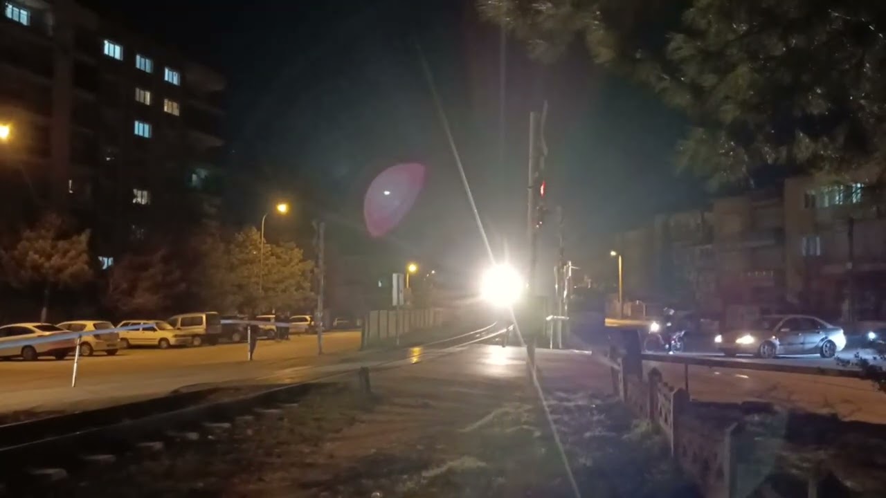 De 33031 yük tren selamlıi geçişi