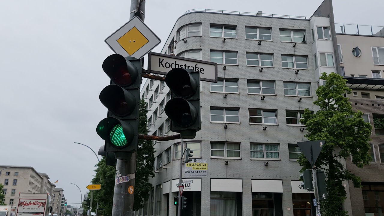 Berlin, Wilhelm-/ Kochstraße. Rechtsabbieger Ampel, gelber Pfeil. Traffic lights to the right (2)