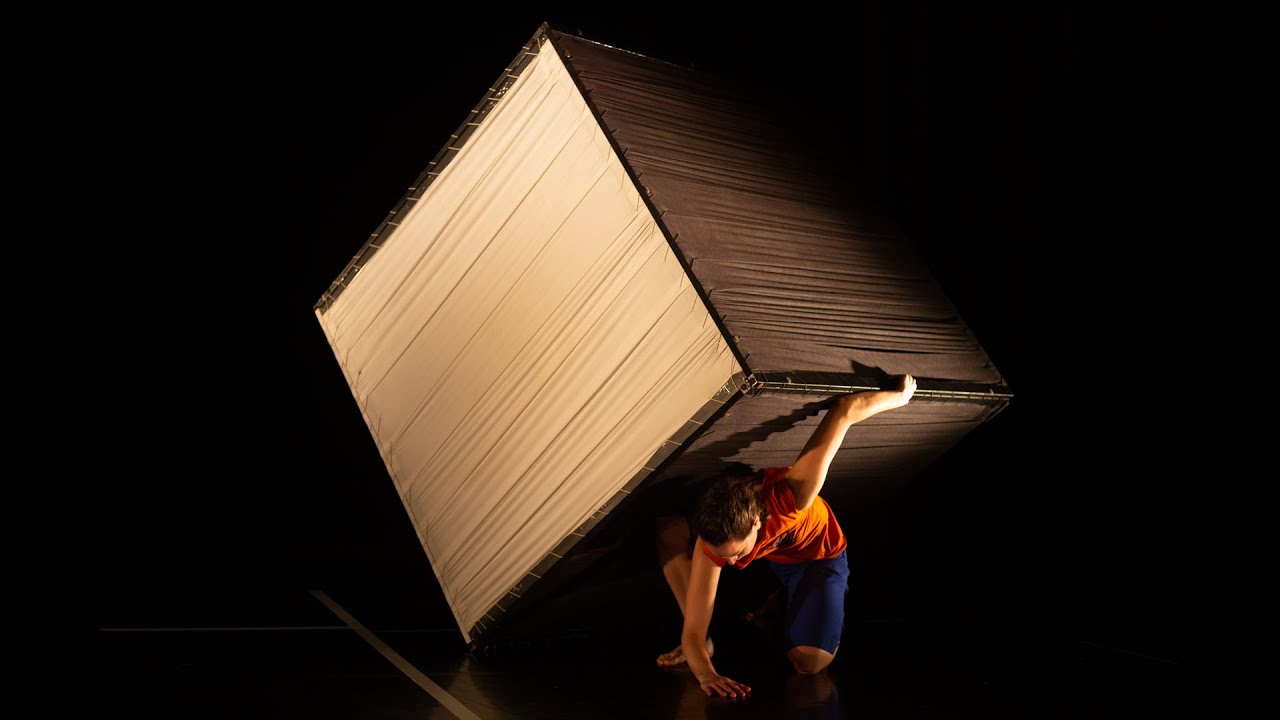 Carrément Cube - Fantaisie de danse et d'objet - Tout public dès 3 ans- HANOUMAT Compagnie (49)