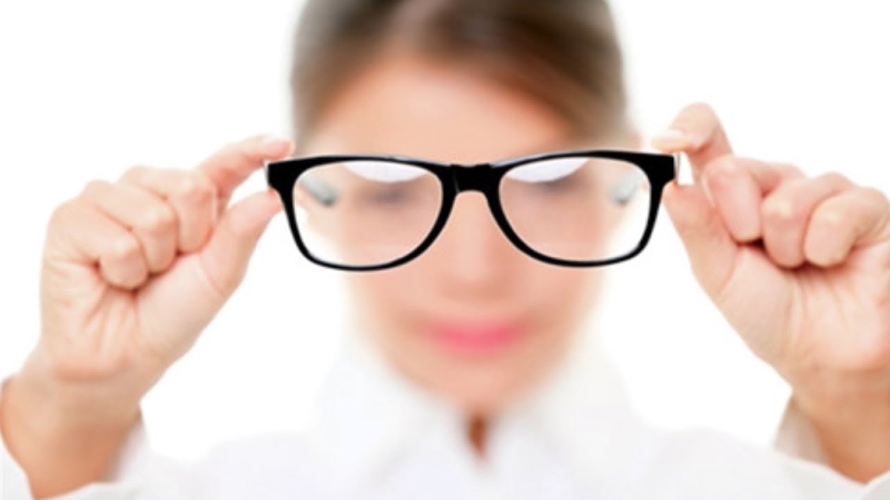 Phóng Sự: Nên đeo kính hay mổ mắt khi bị cận thị?