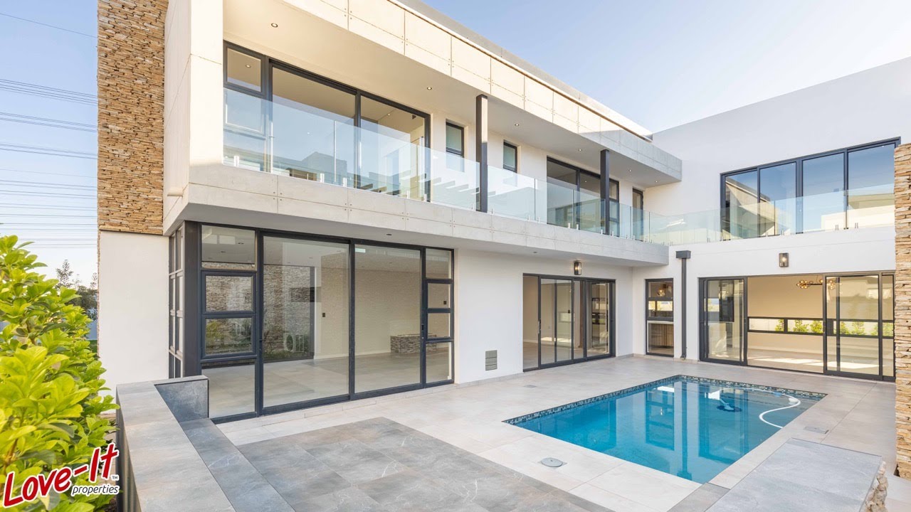 Experience Ultra-Modern Living in a U-Shaped Masterpiece