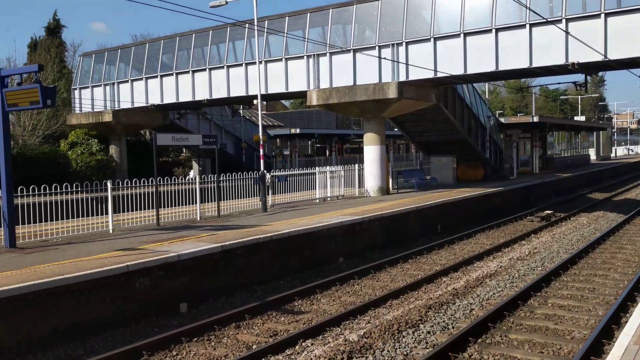 Train Passes Through Radlett Station 2 March 2017