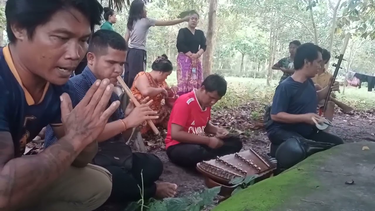 ក្រុមសិល្បៈល្ខោនបាសាក់សុធារិទ្ធជ័យបារមីភ្នំខ្សាច់ថ្វាយភ្លេងនៅវត្តកន្ទួតសុំសេចក**ីសុខ