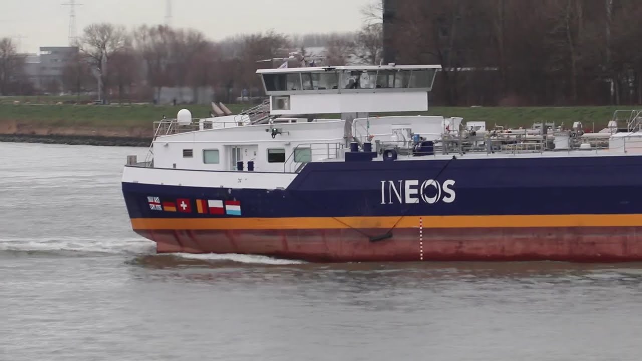 Binnenvaart langs de Merwekade in Dordrecht - 29-12-2025