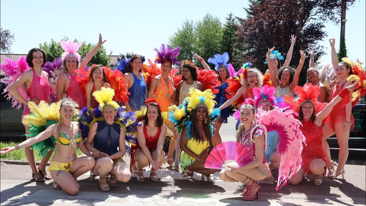Dans les coulisses d’un défilé de Samba : Fête du Muguet de Chalamont.