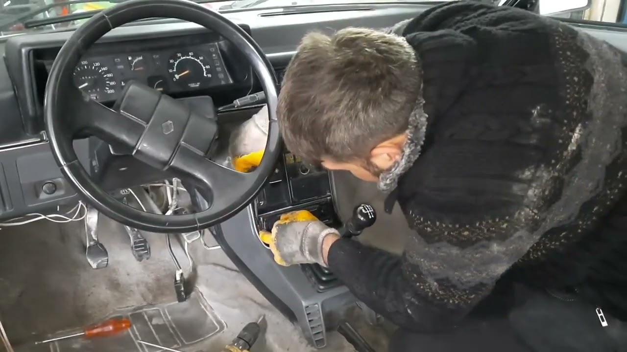 Koltuklar, Kapı Yüzleri ve Taban Halısı Sökme Renault 9 Brodway Cürükler Ortaya Cıktı...