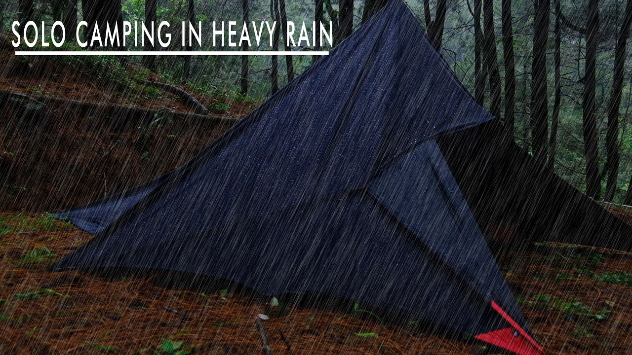 SOLO CAMPING IN HEAVY RAIN BUILD TARP TENT WITH FLYSHEET - BEEF STEAK