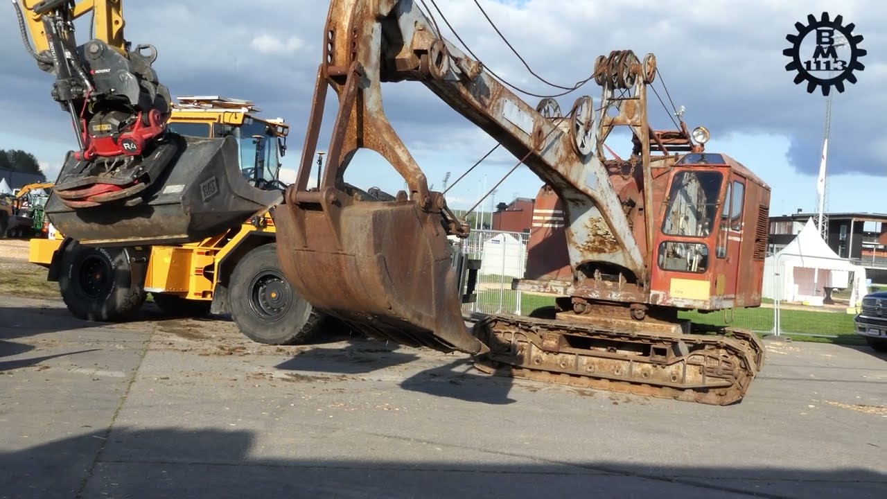 Loading a Landsverk cable backhoe on a Volvo FH16-750 + lowbed trailer