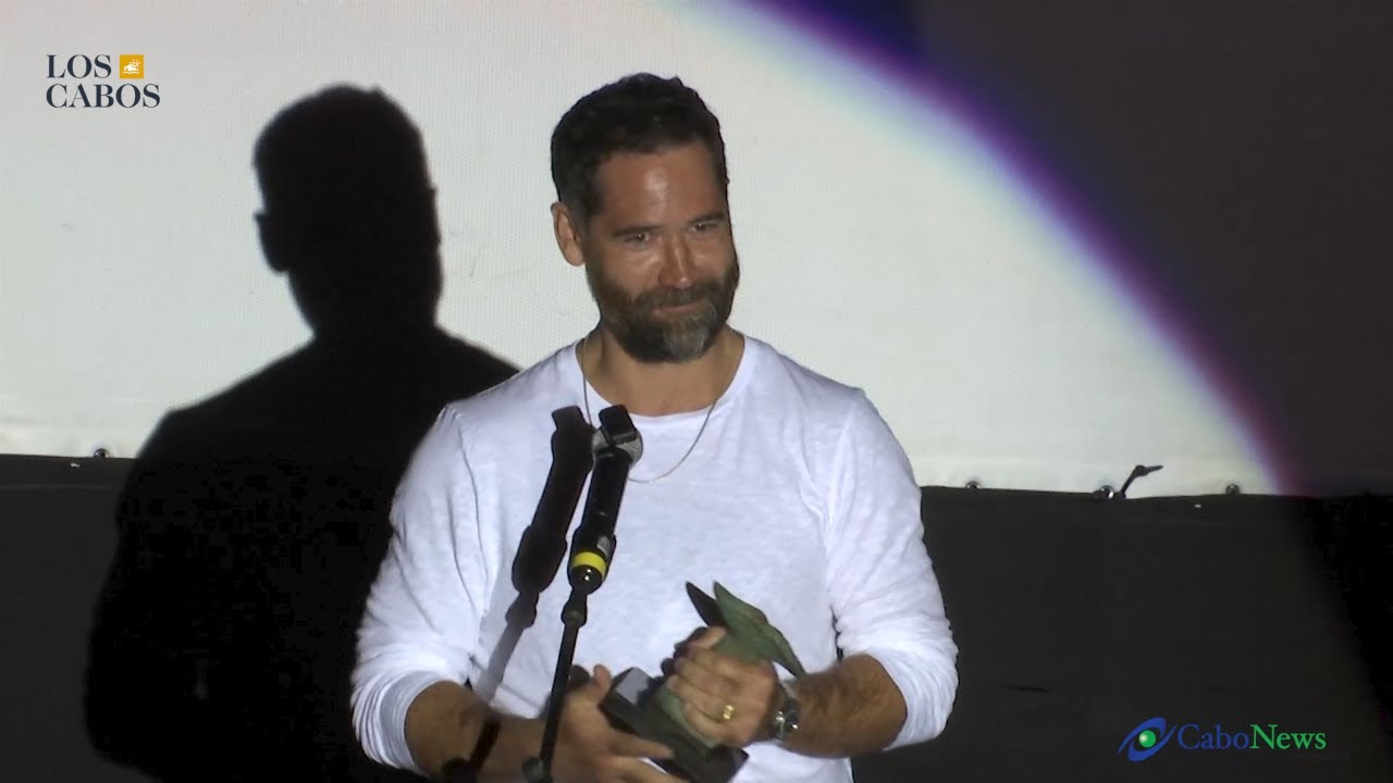 Manuel García-Rulfo receives the “Sin Fronteras” Award in Los Cabos