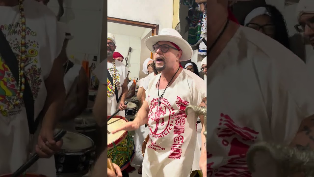 Retornando para a sua comunidade depois de fazer sua obrigação na noite para os tambores de Olinda