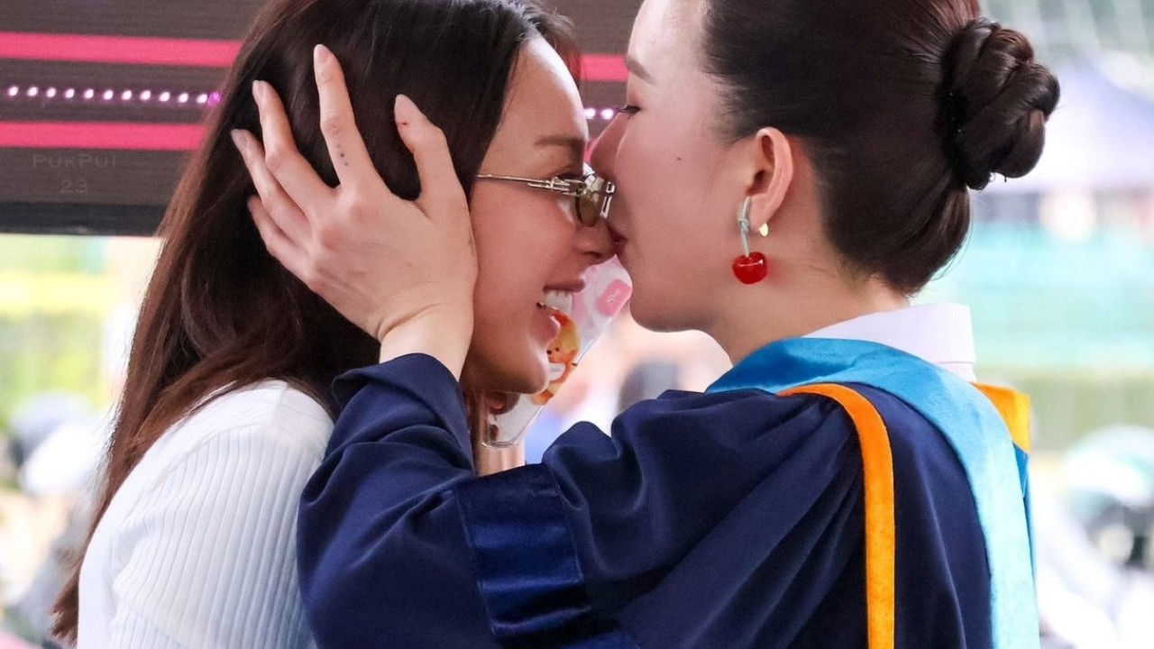 Enjoy was the one who personally confirmed that EnjoyJune are dating!! June kissed Joy's nose in fro