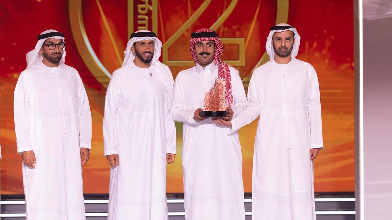 ولي عهد رأس الخيمة ونهيان بن زايد يتوجان الفائز في الموسم الـ12 لبرنامج شاعر المليون