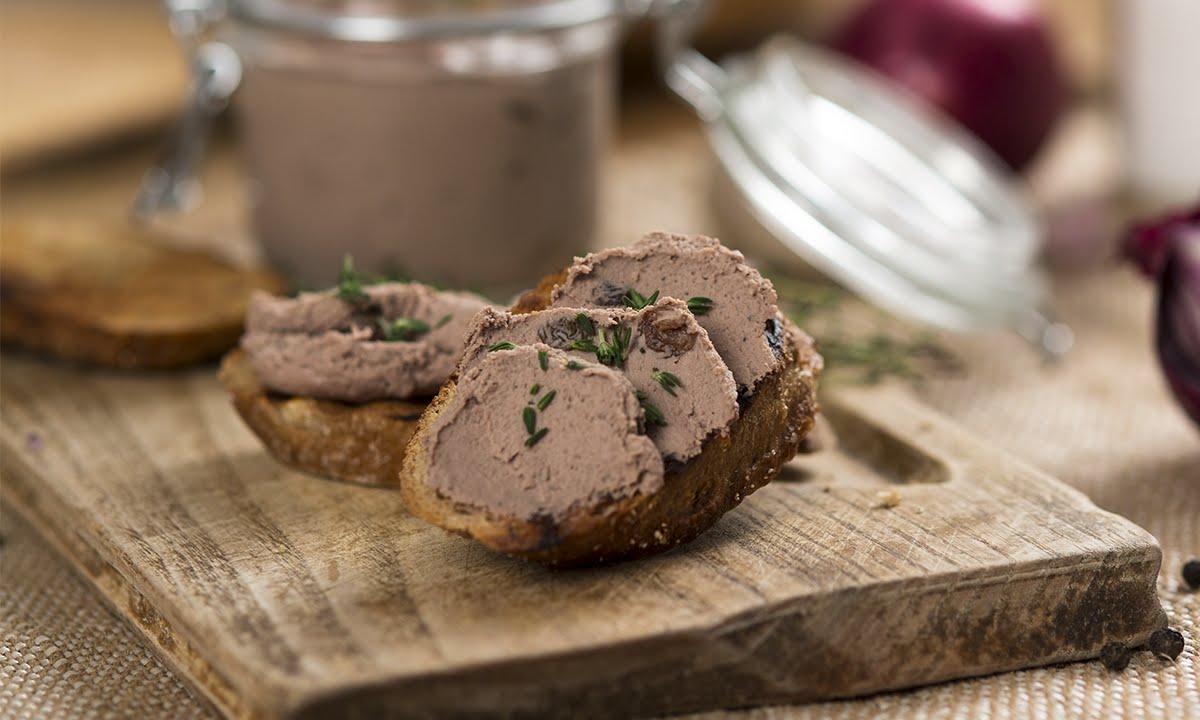 Tesco Recepty | Paté z kuracích pečienok s hrozienkami