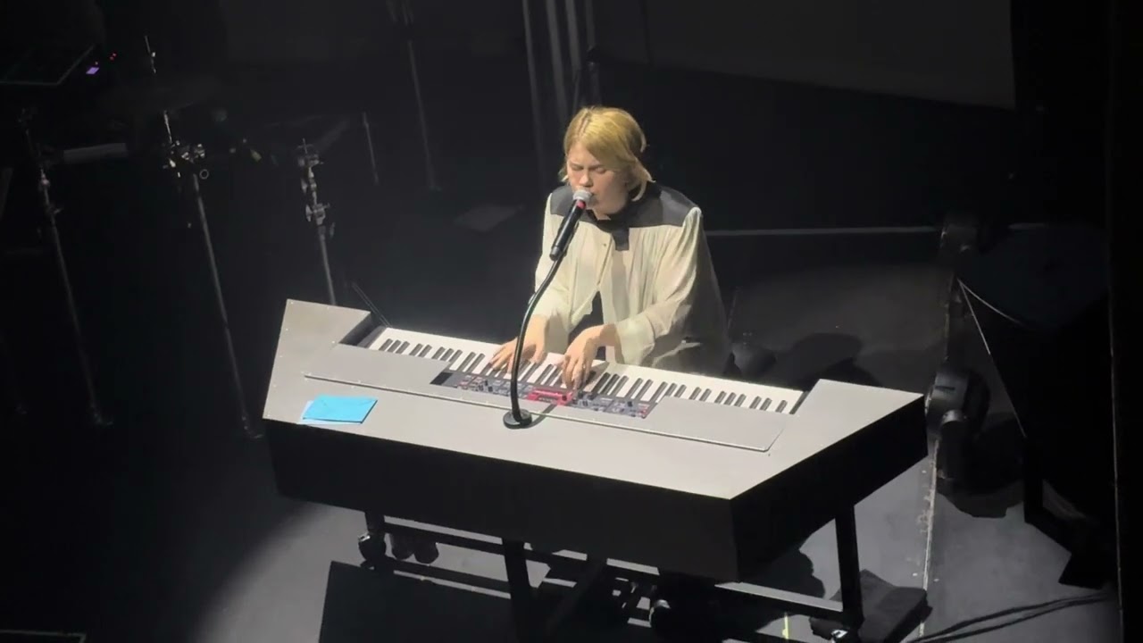 Zaho de Sagazan - Dis-moi que tu m’aimes - Live at Paradiso 2025