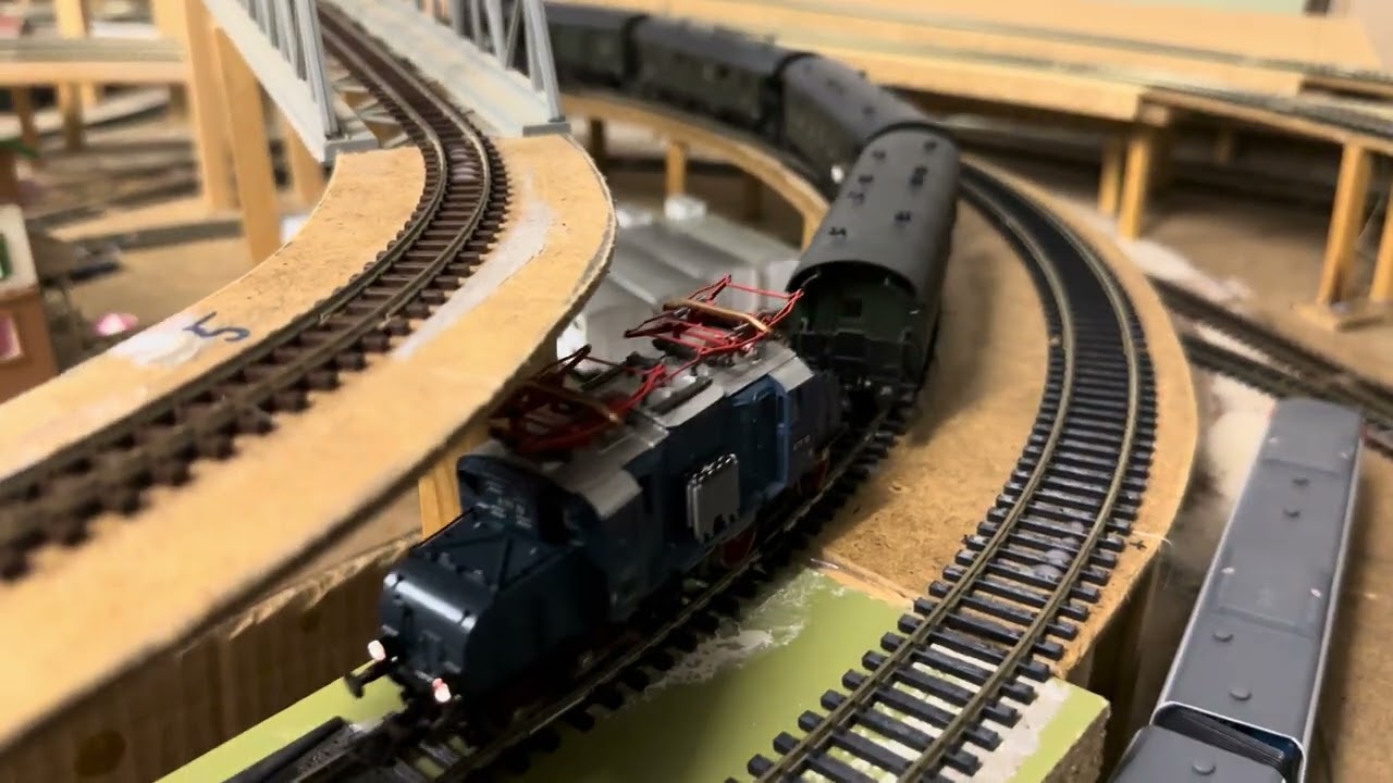 Meine Züge: Roco E71 + Spantenwagen grün