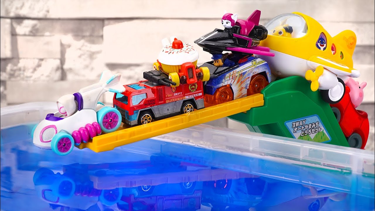 Tomica☆Roll mini cars like Tomica, Peppa, and Pororo down a gentle slope! Fall into the blue water!