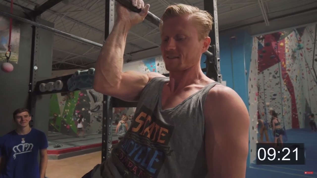 Magnus Midtb&oslash; casually holds a 34 second 1 arm static hold
