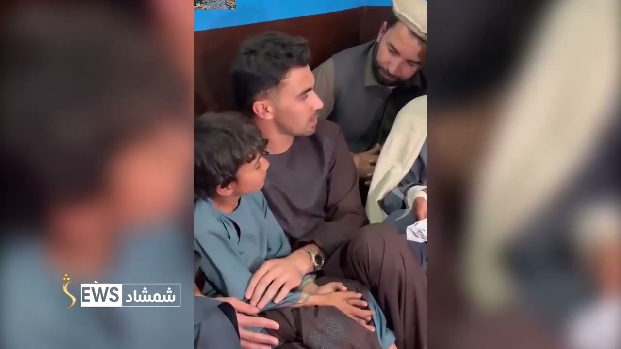 رحمان الله ګربز د پاکستان پوځي رژیم هوايي برید قربانۍ شوې کورنۍ له غړو سره ۲۰۰ زره افغانۍ مرسته کړې