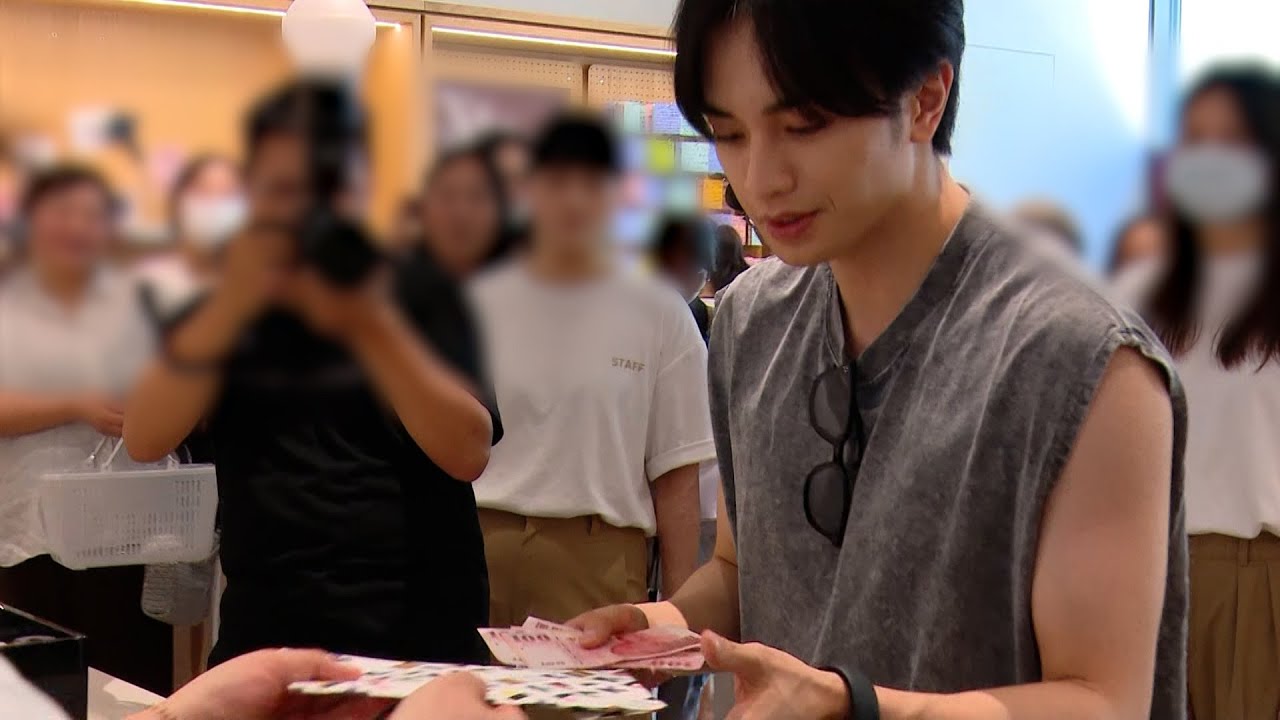 みんなに囲まれながら買い物した