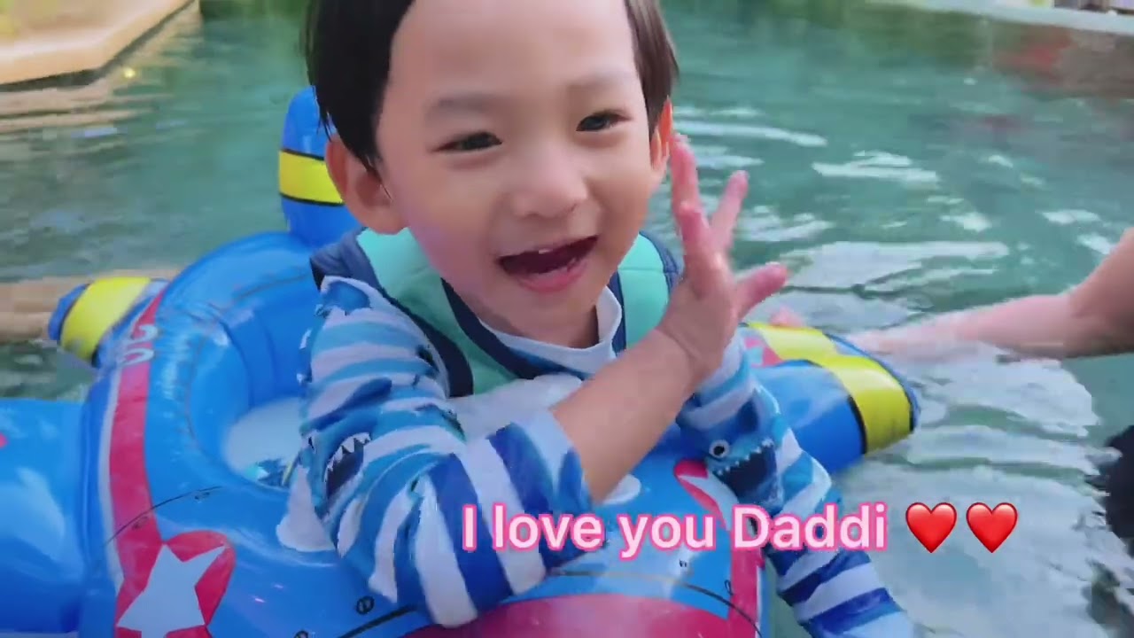 Bảo Bảo đi biển cùng gia đình