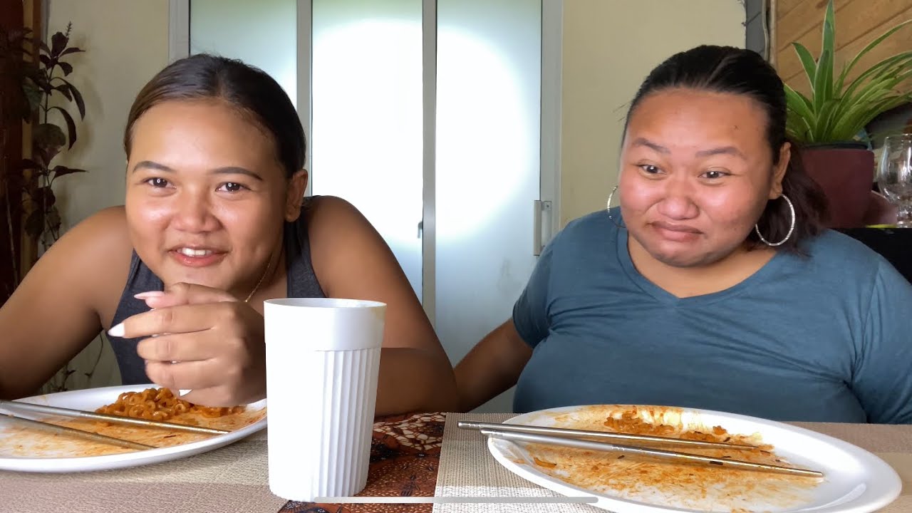 SPICY NOODLES CHALLENGE 🌶🍜🥵🔥😭 // Javaans leren praten 🇮🇩🤣🤪🤦🏼‍♀️