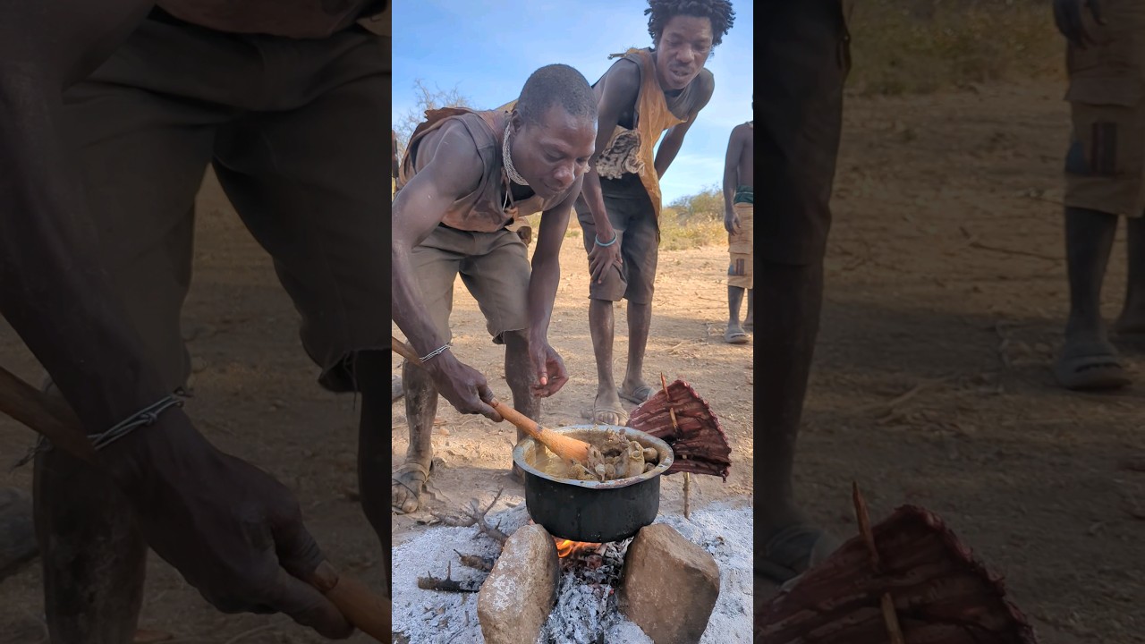 Wow 😲,, this Amazing lunch 😋 hadzabe tribe cooking and eating their food.