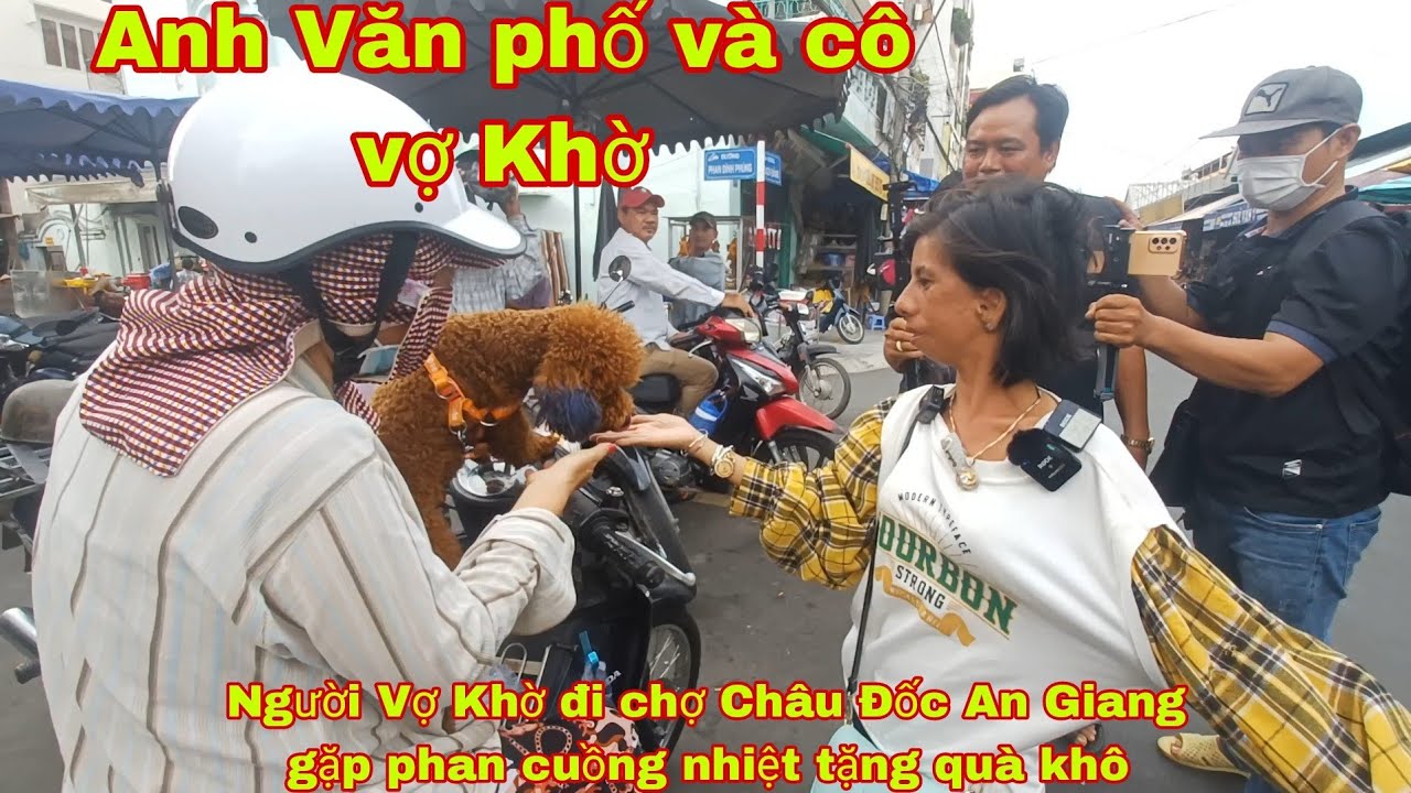 Anh Văn phố Và Cô Vợ Khờ qua chợ An Giang Châu Đốc gặp fan yêu thích tặng khô cá