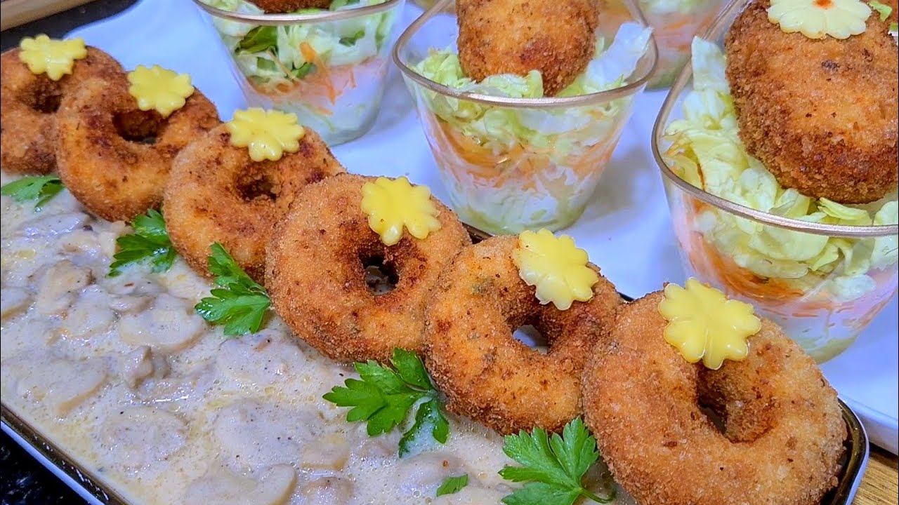 جبتلك طبق رئيسي راه داير حااالة‼️ومنو زدت مقبلة راقية بنصف صدر دجاج توجدي دونات مالحين بصوص بيضاء