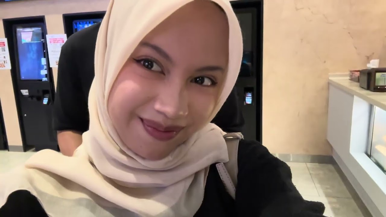 First Vlog Pasutri baru beda negara, beda umur jauh, walking in Singapore 