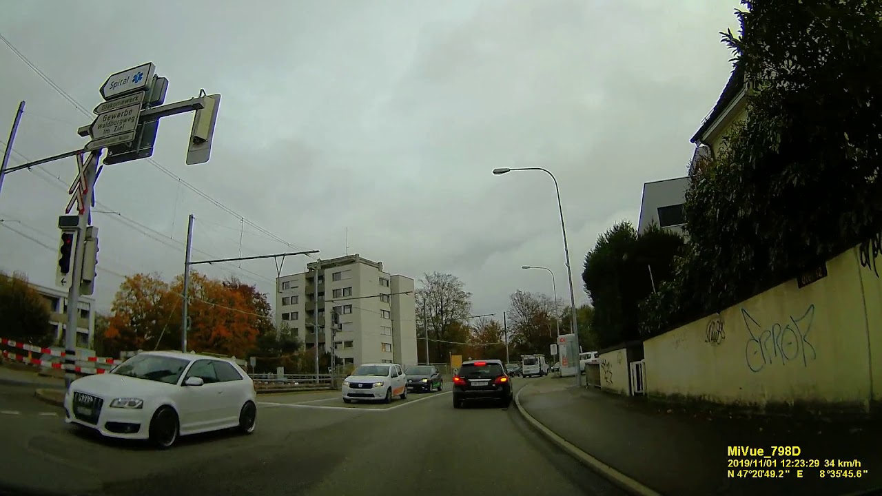 CH: Zollikerberg. Gemeinde Zollikon. Kanton Z&uuml;rich. Ortsdurchfahrt. November 2019