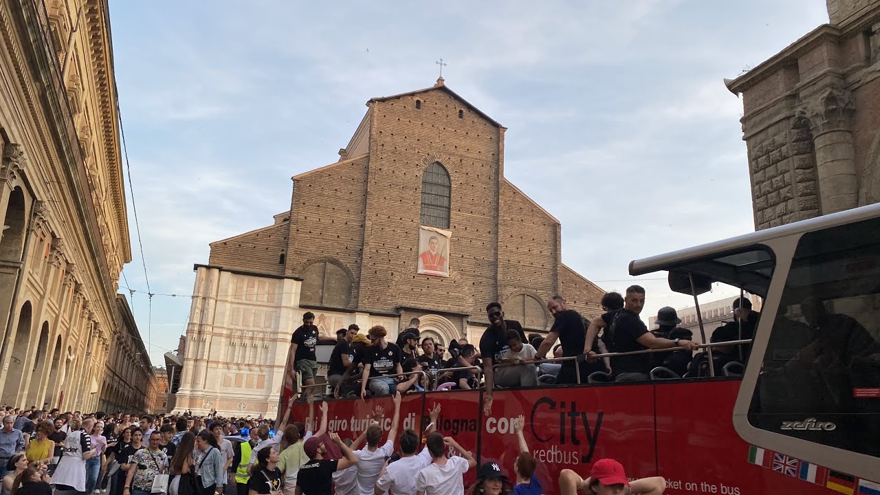 La Virtus vince l’Eurocup 2022 e festeggia in Piazza Maggiore a Bologna