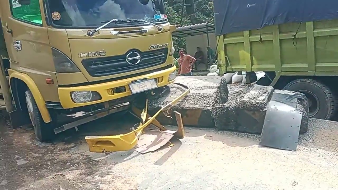 Baru terjadi truk tengki air blong rem menabrak dam truk di tungu sitinjau lawik