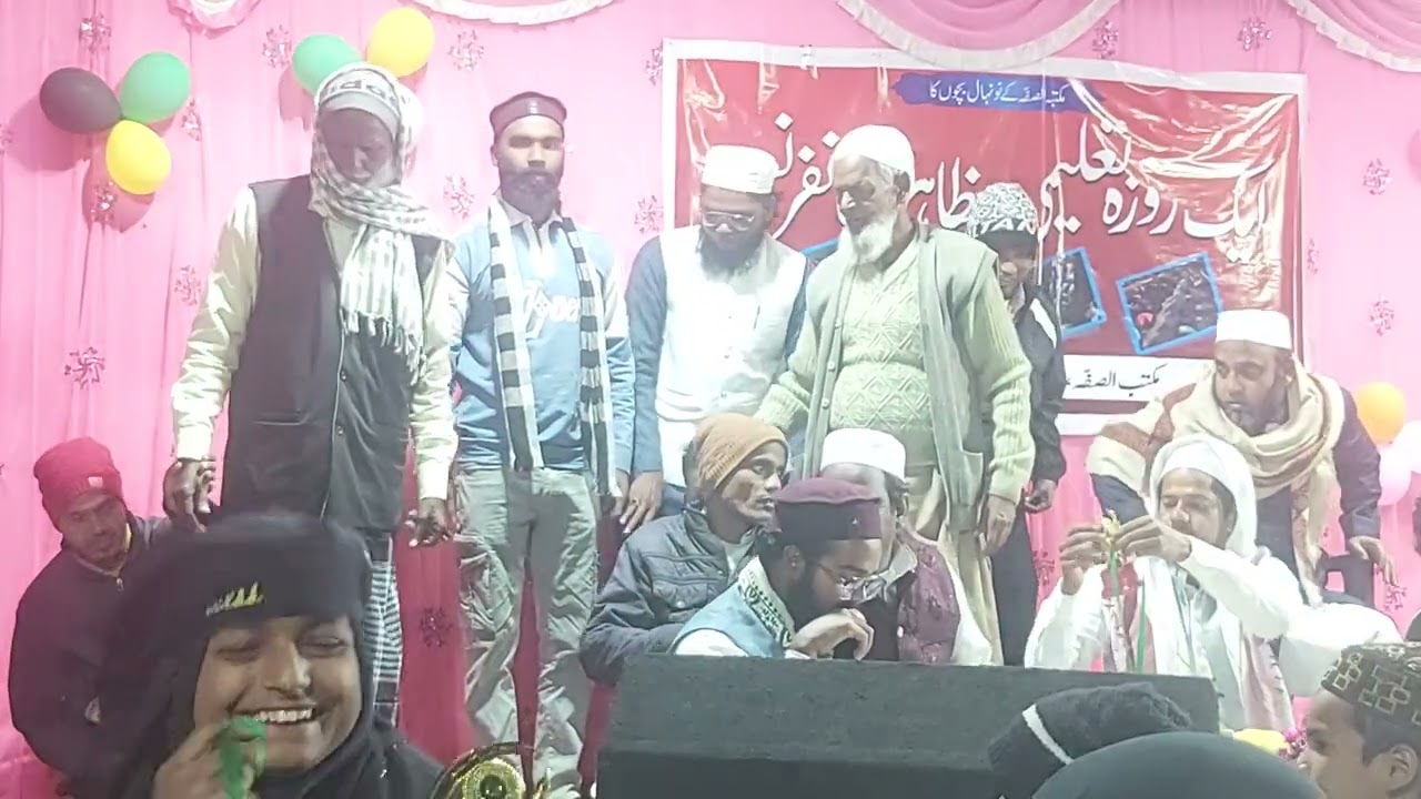 प्रोग्राम के बाद इनाम लेते हुए बच्चों में खुशियाँ दिखी 