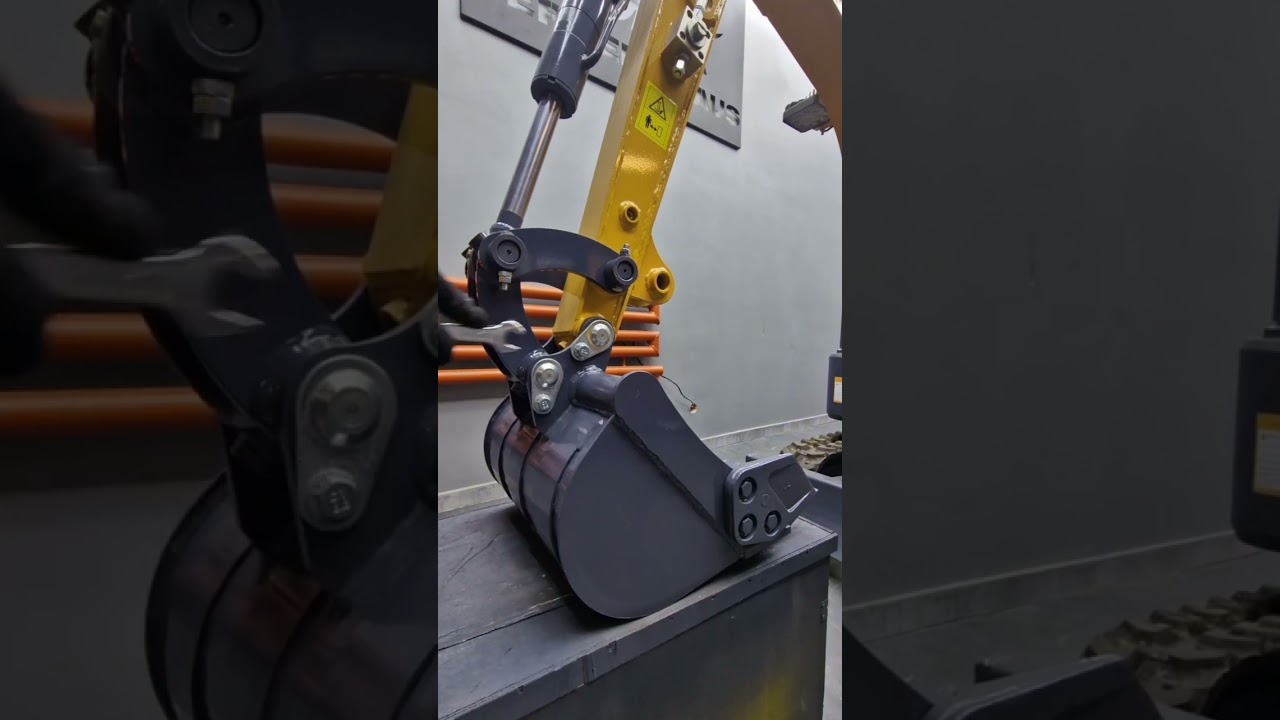Montaż szybkozłącza mechanicznego na minikoparce Berger Kraus