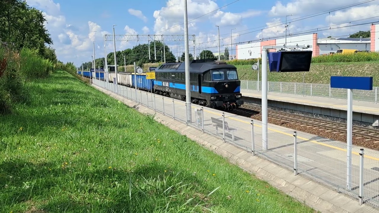 Ciężka lokomotywa BR 233 z weglarkami mija się z ŁKA