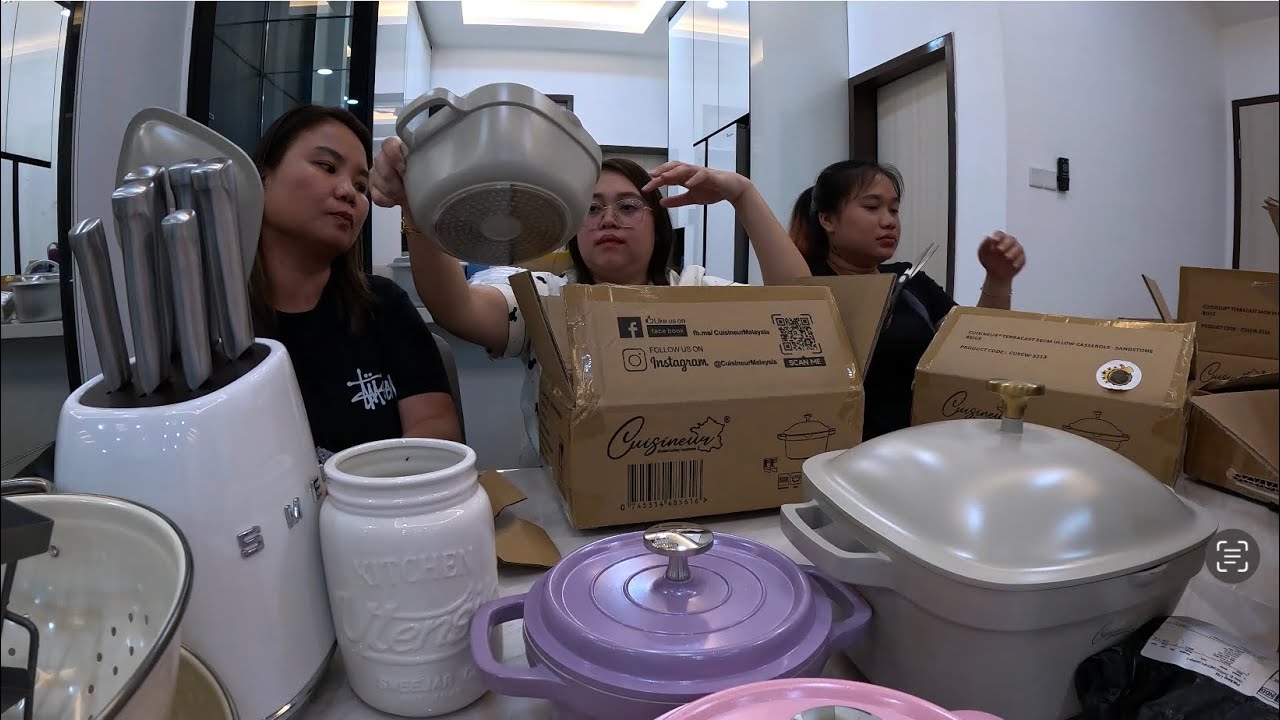Unboxing Parcels Untuk Kegunaan Di Rumah Baru