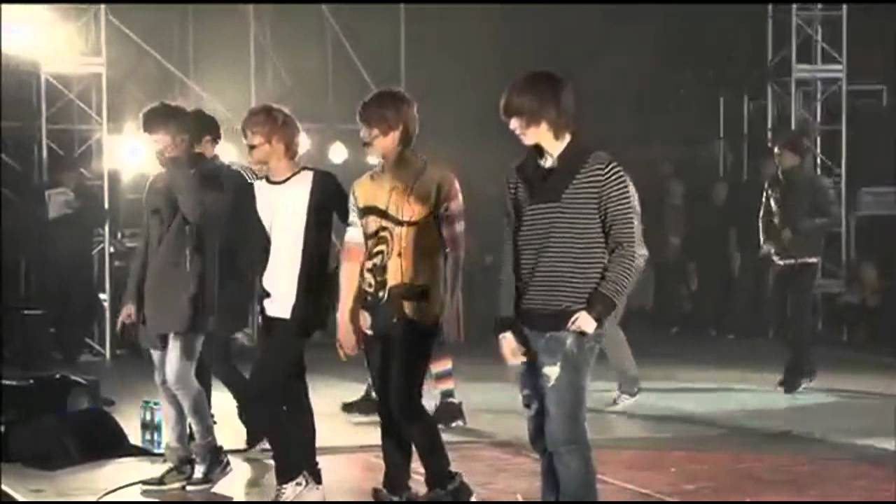 Exo M's Yixing (Lay) with SHINee backstage