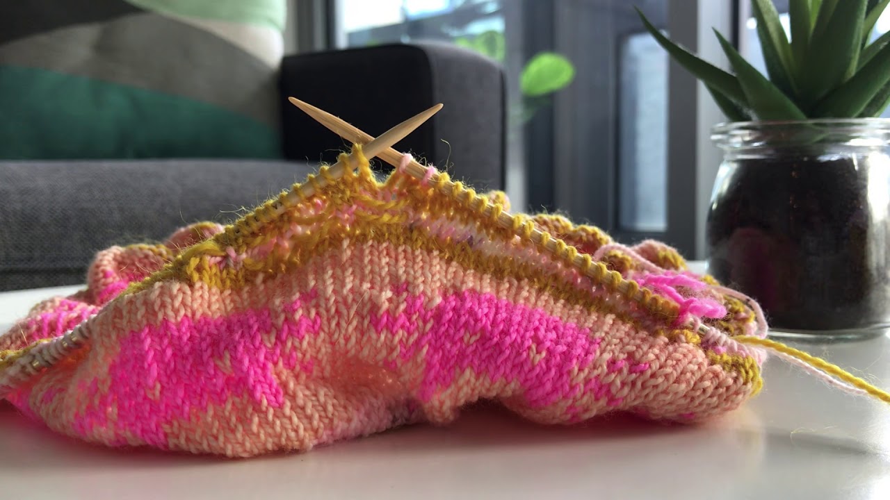 K1uls (knit 1 under loose strands)