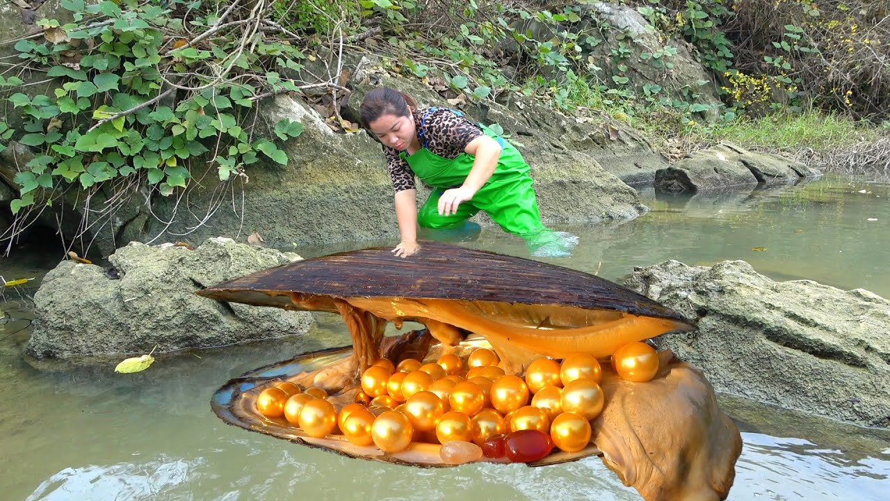 This yellow clam is filled with treasures, it's really unbelievable