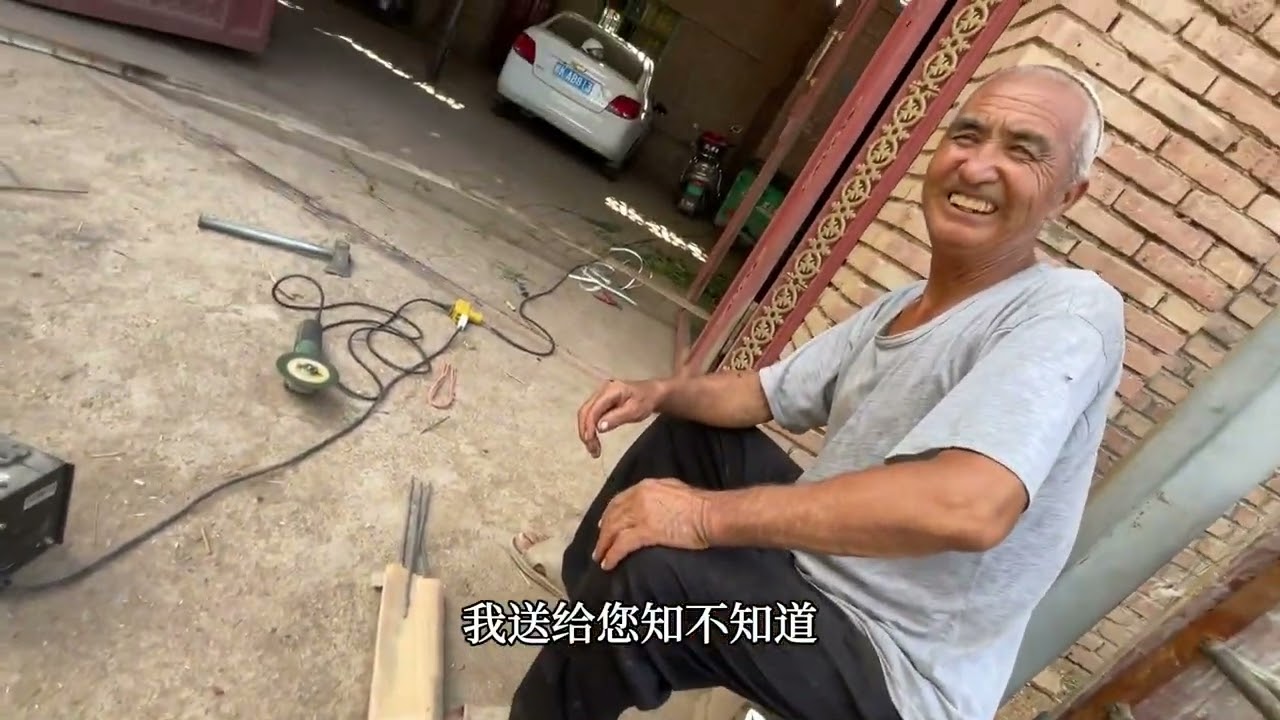 在吐鲁番参观了大叔家的动物园，把狗粮全部送给大叔了 #穷游 #新疆农村生活 #露营