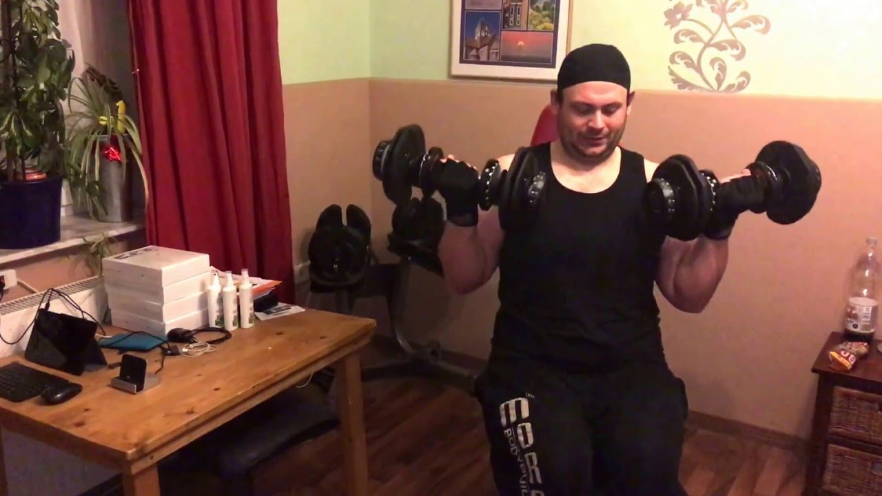 Bizepscurls mit Bowflex Kurzhanteln auf Hantelbank im unteren Griff Anleitung Muskeltraining zu Haus