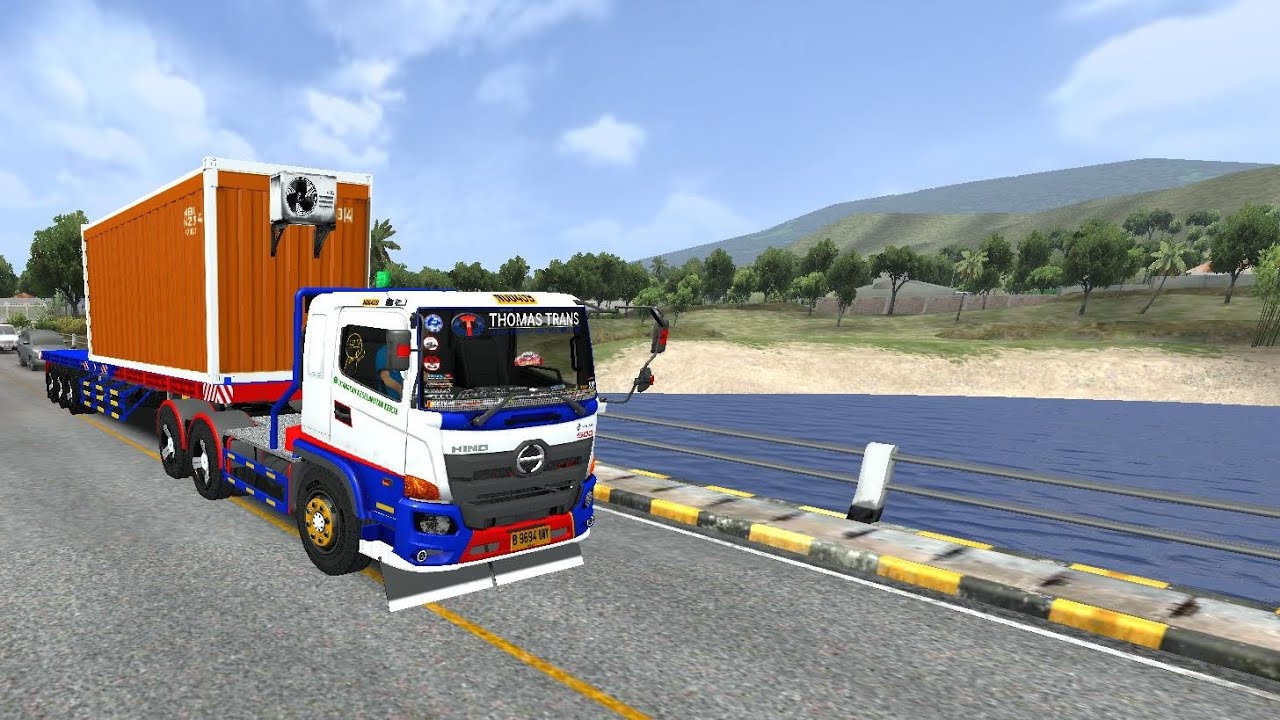 JALANAN RUSAK PARAH. TRUK TERGULING KE SUNGAI 