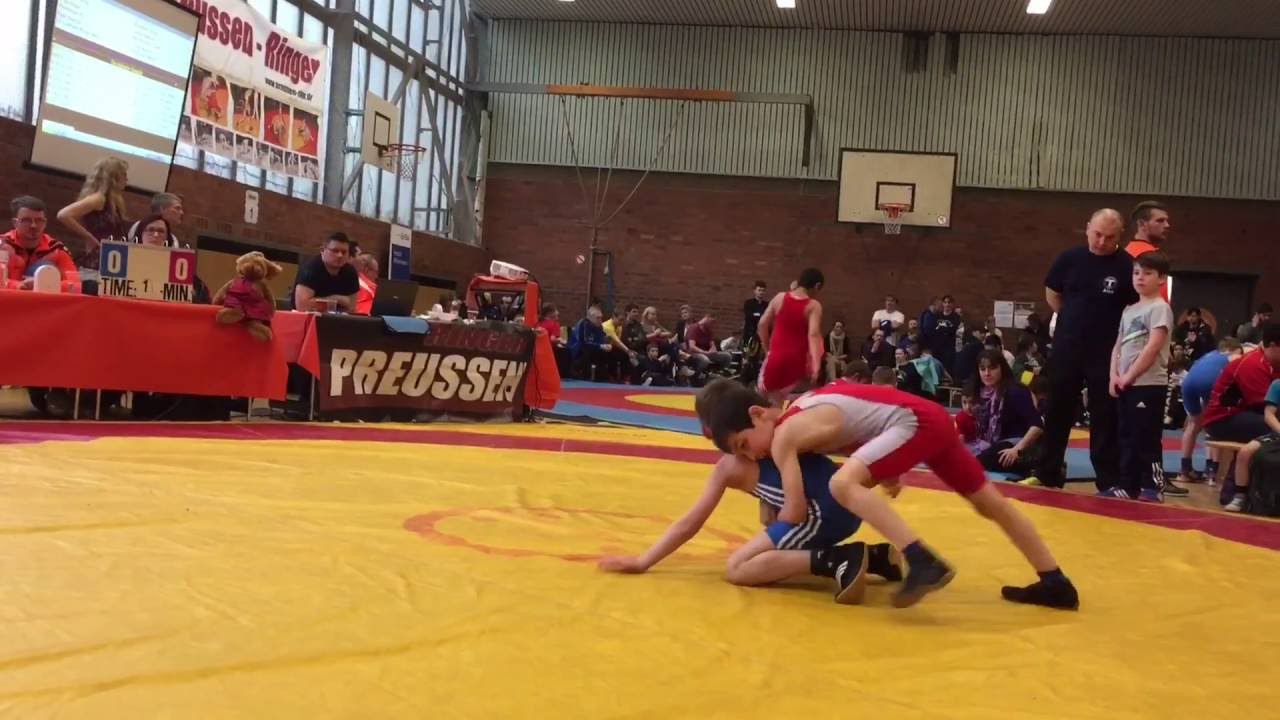Ringkampf der Kinder im 29. Osterturnier 2016 in Berlin. Freistil Ringen der D und E Jugend (25kg)