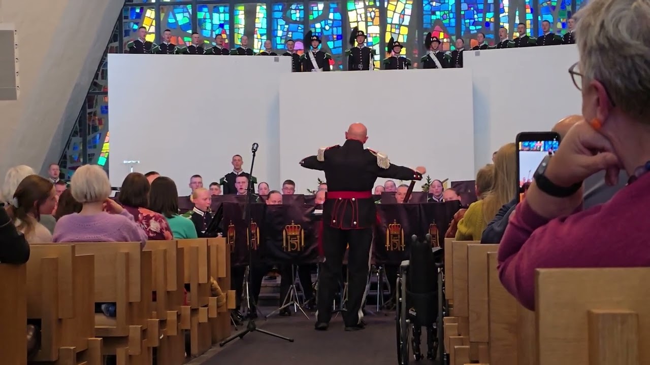 HMKG musikkorps synger Mitt hjerte alltid vanker