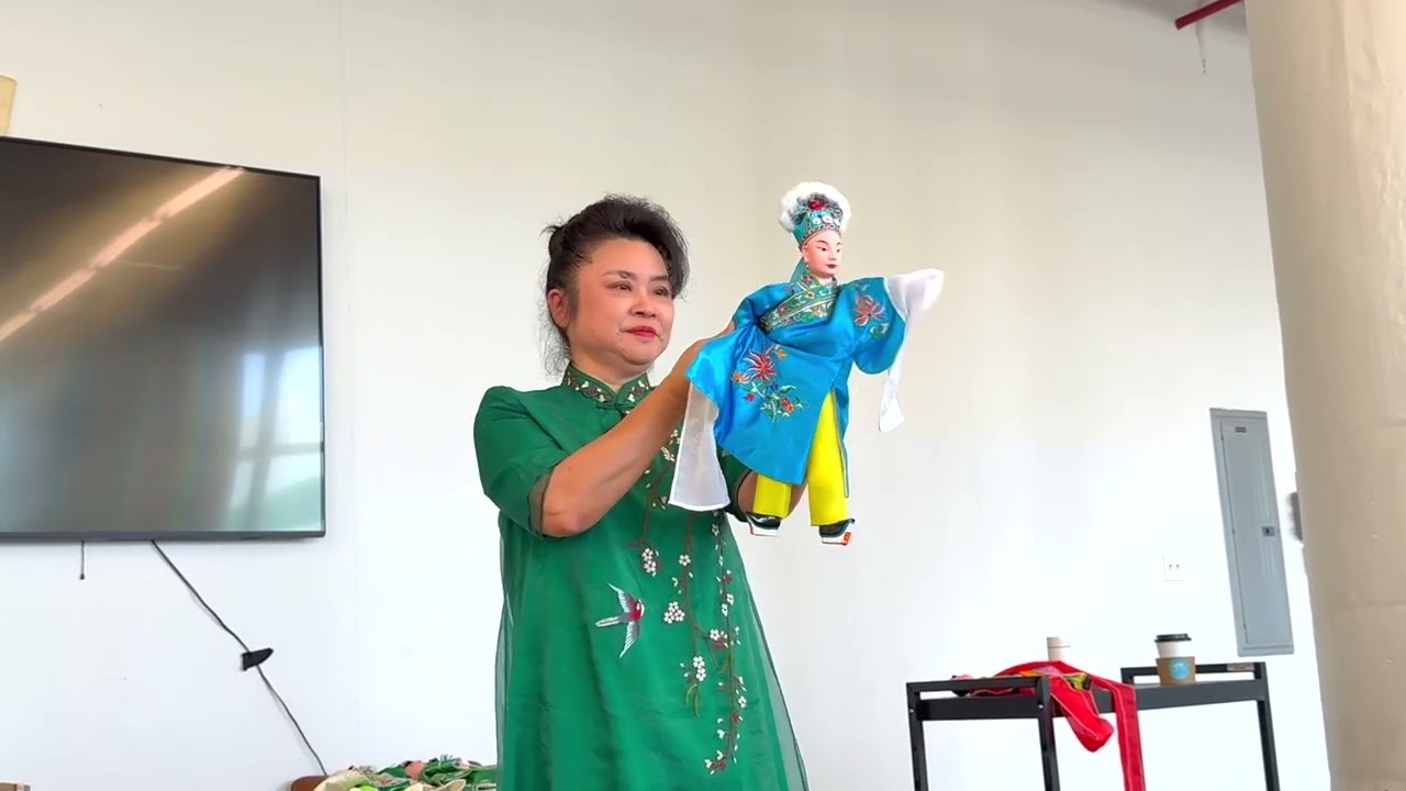 Budaixi (Chinese hand puppets) master puppeteer demonstration