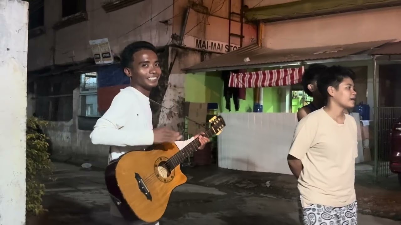 Props lang pala ang Gitara nga mga nagkakaroling