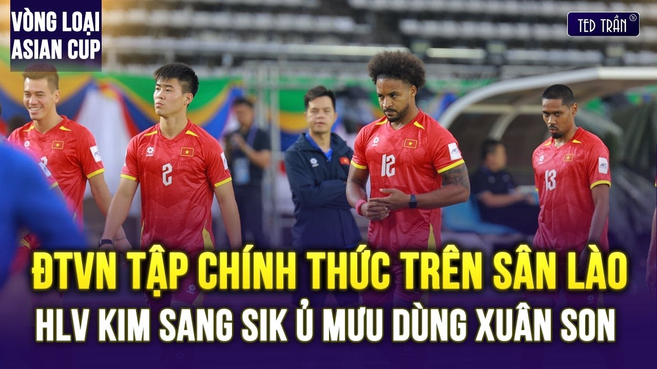 Cận cảnh ĐT Việt Nam tập chính thức trên sân Lào: HLV Kim Sang Sik ủ mưu dùng Xuân Son