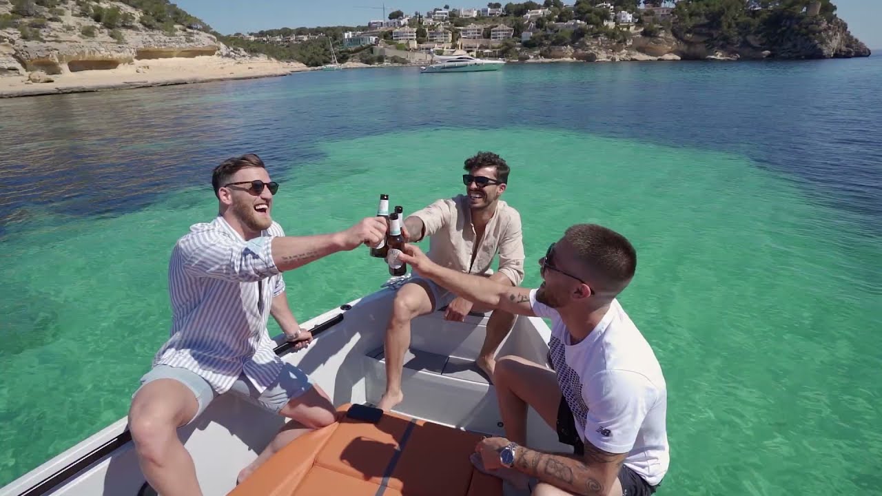Saxdor 320 GTO glided on the briny blue Mallorca