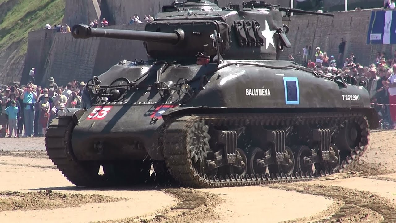Sherman (WWII Tank) 15.9 ltr 9 Cilinder. Start up, and drive Normandy beach